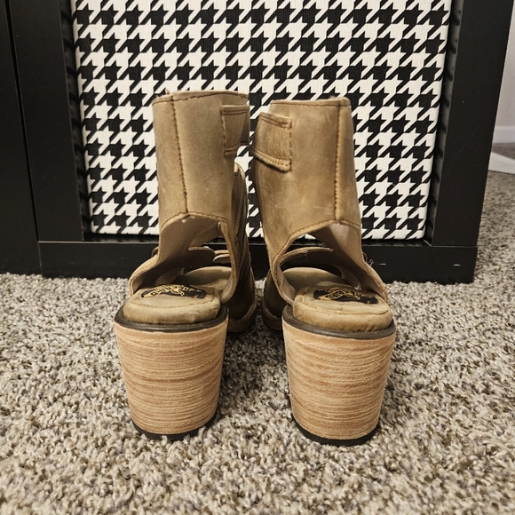 Freebird by Steven - Quail in Tan Size 6 - Picture 2 of 6